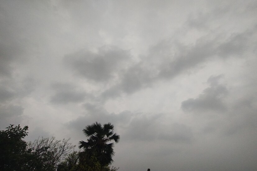 আজ বজ্রবিদ্যুৎ সহ বৃষ্টিপাতের সম্ভাবনা রয়েছে। আগামীকালও থাকবে। তবে সামনের সপ্তাহ আকাশ পরিষ্কার হওয়ার সম্ভাবনা থেকে যাচ্ছে। শুক্রবার সর্বনিম্ন তাপমাত্রা ছিল ২৪ ডিগ্রি সেলসিয়াস এবং সর্বোচ্চ তাপমাত্রা থাকবে ৩৩ ডিগ্রি সেলসিয়াস। বৃষ্টিপাতের জন্য তাপমাত্রার কিছুটা কমেও আসতে পারে।
