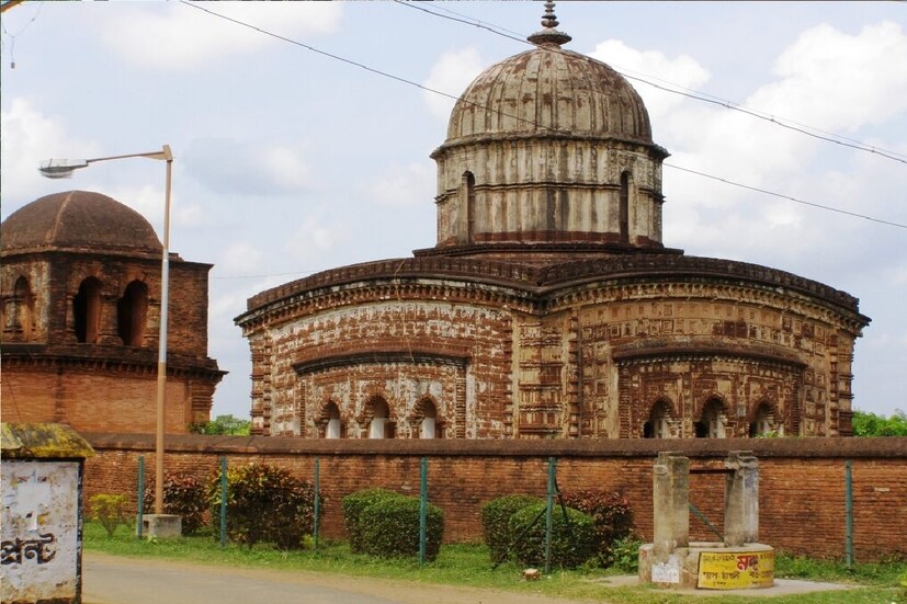 *১৭-৩৫ এই ব্যবধানটা যথেষ্ট বড়, যার ফলে আবহাওয়ার দ্বৈত চরিত্র তৈরি হচ্ছে। আগামী কয়েক দিন ধারাবাহিকতা বজায় রেখে সামান্য সামান্য করে বাড়বে তাপমাত্রা। বেলার দিকে অনুভূত হচ্ছে সূর্যের তেজ। রাতে সামান্য ঠাণ্ডা আর দিনে মারাত্মক গরম, এতেই শরীর খারাপ হওয়ার সম্ভাবনা বেশী। ফাইল ছবি। 