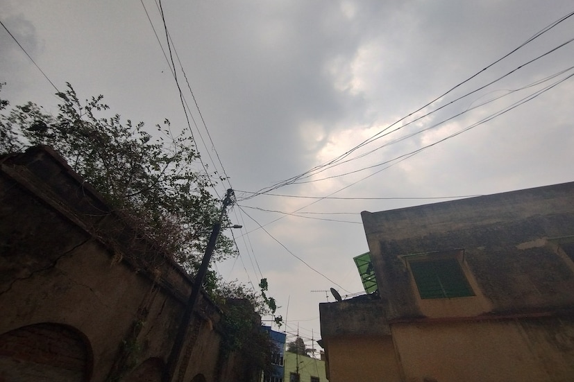 আজ জেলা জুড়ে ৬০ থেকে ৭০ শতাংশ বৃষ্টির সম্ভাবনা রয়েছে। মধ্য রাত্রি থেকে শুরু হয় বৃষ্টিপাত। সকালে বৃষ্টি সিক্ত বাঁকুড়া অপরূপ দেখাচ্ছে। রুক্ষ শুষ্ক বাঁকুড়া জেলায় বৃষ্টিপাতের ভূমিকা অপরিসীম। প্রতিবছর বৃষ্টির দিকে চাতক পাখির মত তাকিয়ে থাকে বাঁকুড়া জেলার কৃষক শ্রেণীর মানুষজন। বৃষ্টিপাতের উপর নির্ভর করছে তাদের ফলন। কত বছর সমগ্র রাজ্যে সর্বাধিক বৃষ্টিপাত হয় বাঁকুড়া জেলায় । এ বছরও শুরুর দিকটা সেই একই বার্তা দিচ্ছে।