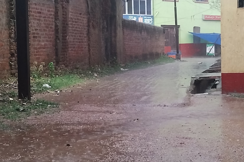বাঁকুড়া: আজ শুক্রবার মেঘাচ্ছন্ন গোটা বাঁকুড়া জেলা। গোটা সপ্তাহে বিক্ষিপ্তভাবে বৃষ্টিপাত শুরু হয়েছে রাজ্য এবং জেলা জুড়ে। আজও ভোর পাঁচটা বেজে ৩৪ মিনিটে সূর্যোদয় হয় এবং ভোরবেলা থেকেই মেঘাচ্ছন্ন থাকে সমগ্র জেলা।