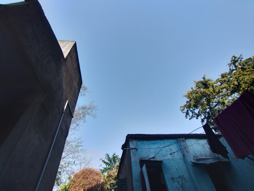 রাতের বেলা সিলিং ফ্যান না চালালে গরম লাগছে আবার সিলিং ফ্যান চালালে শীত অনুভূত হচ্ছে। বেশ কয়েকদিন ধরেই এই একই রকম আবহাওয়া চলছে। তবে আবহাওয়া দপ্তর থেকে পরিবর্তনের সুর শোনা যাচ্ছে ।আগামী রবিবার দুপুর দেড়টা নাগাদ বাঁকুড়ার আকাশ মেঘাচ্ছন্ন হবে বলেই পূর্বাভাস। তারপর পুরো সোমবার মেঘাচ্ছন্ন থাকবে আকাশ। বৃষ্টির পূর্বাভাসও রয়েছে।