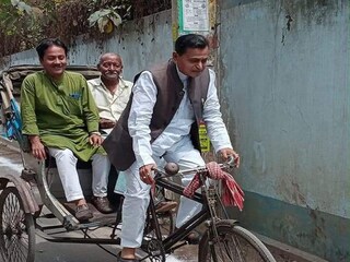 চালককে সওয়ারির আসনে বসিয়ে রিকশা টানলেন প্রবীণ মন্ত্রী, গেলেন ‘দুয়ারে ডাক্তার’ ক্যাম্পে