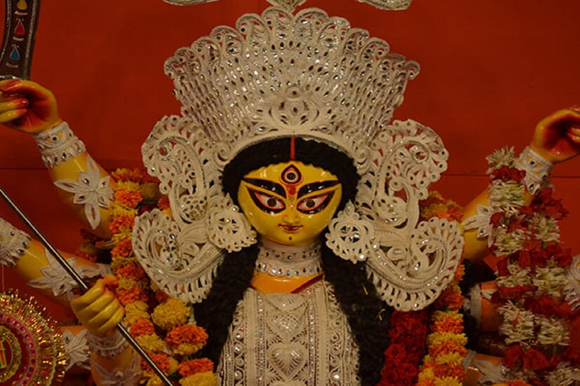 বাস্তু শাস্ত্রমতে বাড়ির প্রধান গেটে স্বস্তিকের চিহ্ন আঁকতে হয় ৷ এতে শুভ শক্তির সূচনা হয় বাড়িতে ৷ বাড়ির প্রধান গেটে আমপাতা দিয়ে সাজানো উচিৎ ৷ এতে সুন্দর লাগে দেখতে বাড়িতে শুভ শক্তির সূচনা হয়ে থাকে ৷ প্রতীকী ছবি ৷ 