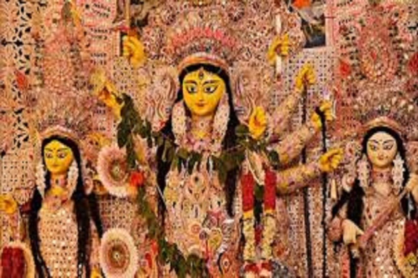 মায়ের মূর্তি বা ঘট চন্দনের কাঠ বা কাঠের জল চৌকির উপরে রাখুন ৷ কেননা বাস্তুমতে চন্দন অত্যন্ত শুভ এতে বাড়িতে ইতিবাচক প্রভাব সংঘঠিত হয়ে থাকে ৷ এরফলে বাস্তুদোষের হাত থেকে মুক্তি পাওয়া যায় ৷ প্রতীকী ছবি ৷ 