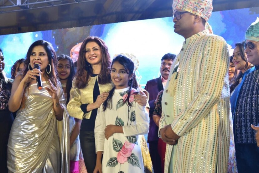 র‍্যাম্পে হেঁটে ছোট একটি বাচ্চার সঙ্গে নাচও করলেন ভাগ্যশ্রী। নেপথ্য বাজল তাঁরই ছবির জনপ্রিয় গান। সুপারহিট ছবি ‘ম্যায়নে প্যায়ার কিয়া’-র ‘দিল দিওয়ানা’র তালে তালে হাঁটলেন সকলে।