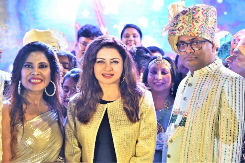 বন্দনা-পঙ্কজ তাঁর মডেল হিসেবে পেশাগত মডেলদের বেছে না নিয়ে নিজের ক্রেতাদের দিয়েই এই র‍্যাম্পে হাঁটালেন। যার জেরে ডিজাইনারদের প্রশংসায় পঞ্চমুখ সকলে। 