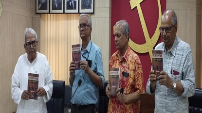 বই প্রকাশ অনুষ্ঠানে বিমান বসু বই প্রকাশ অনুষ্ঠানে বিমান বসু