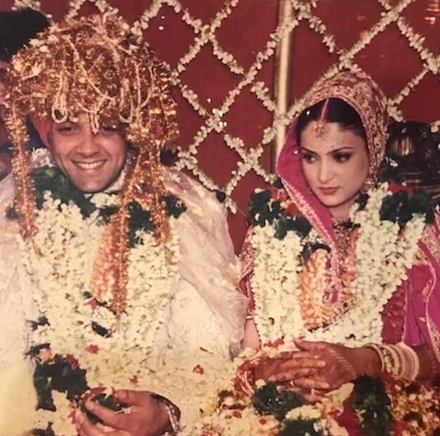 সংবাদমাধ্যমের রিপোর্ট অনুযায়ী, তানিয়াকে দেখা করতে বলা হলে সেই প্রস্তাব তিনি নাকচ করে দেন। কিন্তু হাল ছাড়ার পাত্র ছিলেন না ববি। অবশেষে অনেক সাধ্য-সাধনার পরে দেখা করতে রাজি হলেন তানিয়া। এর পর আর কী! হামেশাই দেখা করতে থাকেন দু’জনে। ফলে কাছাকাছি আসতে থাকে দু’টি মনও। ধীরে ধীরে অভিনেতা বুঝতে পারেন যে, তানিয়া ছাড়া আর কাউকেই জীবনসঙ্গিনী হিসেবে স্বীকার করা তাঁর পক্ষে সম্ভব নয়!