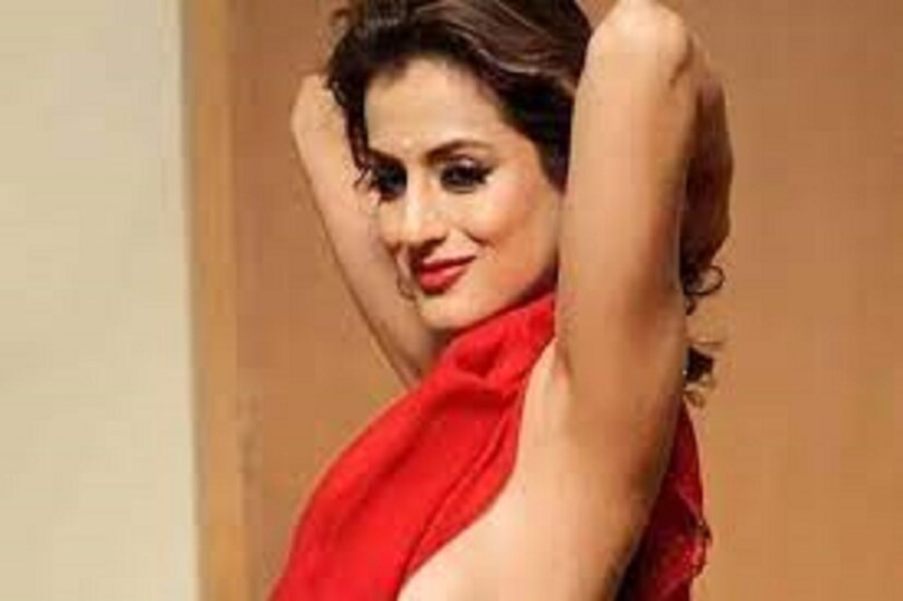 কহো না প্যায়ার ফেম আমিষা প্যাটেল, তাঁর বয়স হয়েছে ৪৮ বছর, কিন্তু এখনও পর্যন্ত বিয়ে করেননি ৷ আমিষার নাম কখনও বিক্রম ভাটের সঙ্গে জুড়ে ছিল ৷ এই দুইয়ের পরবর্তীকালে ব্রেকআপ হয় ৷ ফাইল ছবি ৷