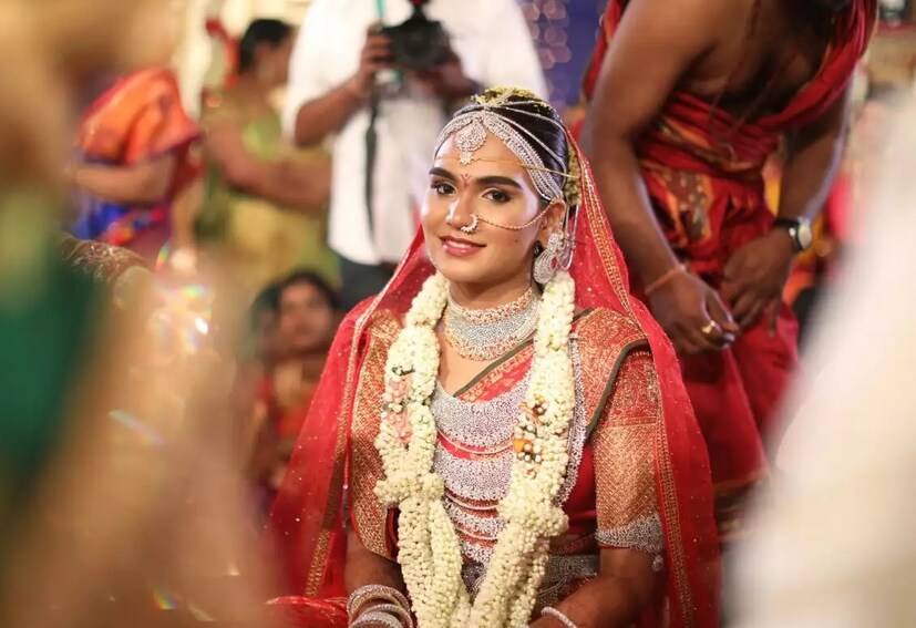 তবে আসল চমক তো ছিল কনের পোশাকে। কারণ রেড্ডি-কন্যা ব্রাহ্মণী নিজের বিয়েতে পরেছিলেন ১৭ কোটি টাকার শাড়ি। সেই সঙ্গে গায়ে ছিল প্রায় ৯০ কোটি টাকার অলঙ্কার। পাঁচ দিন ধরে চলেছিল এই চর্চিত বিয়ের অনুষ্ঠান। শোনা যায়, সব মিলিয়ে এই বিয়েতে খরচ হয়েছিল প্রায় ৫০০ কোটি টাকা!