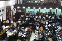 পুরসভার বাজেট অধিবেশন, থোড়াই তোয়াক্কা, কেউ খেলছেন গেম, কেউ দেখছেন ফোন, তারপর..