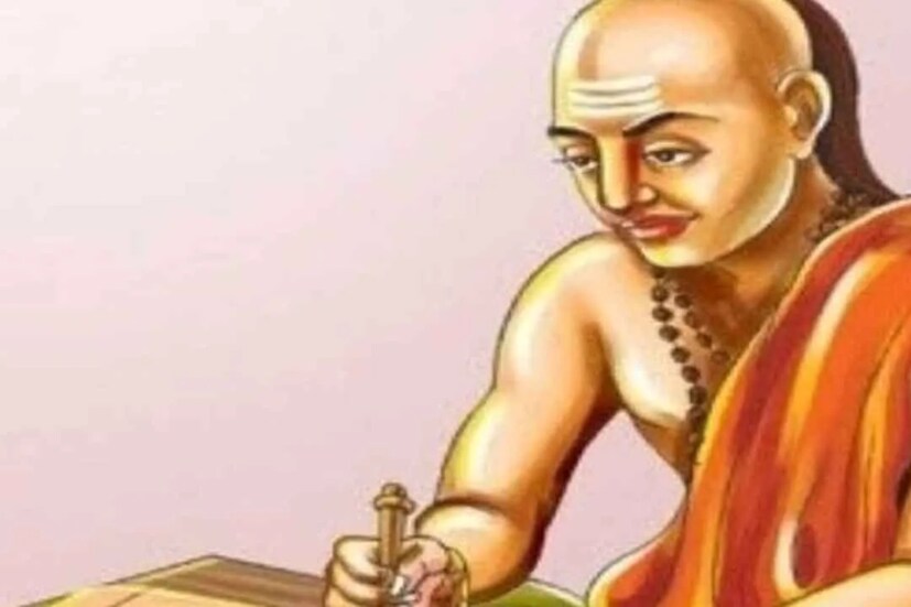  আত্মীয়ের প্রসঙ্গ প্রথমে বাড়ি থেকেই শুরু করা উচিত৷ এক্ষেত্রে নিজের স্ত্রীয়ের কথা বলেছেন চাণক্য৷ তিনি বলেছেন, যে স্ত্রী নিজের স্বামী বা সংসারের হিতাহিতের কথা চিন্তা না করে অন্য কারওর ভালর জন্য কাজ করেন, তিনি কখনই আপনার জন্য মঙ্গলময় হতে পারেন না৷ 
