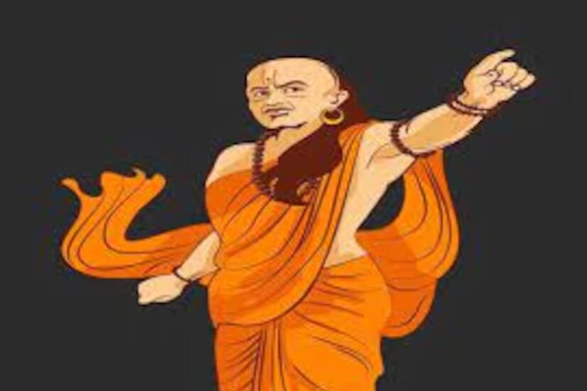 এর পর আসে বাড়ির কাজের লোকের প্রসঙ্গ৷ চাণক্য বলেছেন, যে ধরনের কাজের লোক তাঁর মনিবের কথা শুনে চলতে চায় না, কথায় কথায় আপনার কথা অমান্য করে, পরিবারে এমন লোক রাখা উচিত নয়৷ 