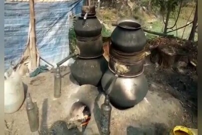 চোলাই মদের ঠেক নিয়ে পুলিশি অভিযান 