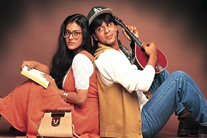 এ-হেন ছবির প্রতিটি দৃশ্যও যেন এখনও ভক্তদের মনে তরতাজা হয়ে রয়েছে। আর এই ছবির পর থেকে শাহরুখ-কাজল জুটির প্রতি ভক্তদের ভালবাসা উপচে পড়েছিল। আর সব থেকে বড় কথা হল, বলিউড পেয়েছিল তার ‘রোম্যান্স কিং’-কে। অথচ অনেকেই হয়তো জানেন না যে, এই ছবির জন্য ‘রাজ’ চরিত্রে পরিচালকের প্রথম পছন্দ কিন্তু শাহরুখ খান ছিলেন না। আজ সেই গল্পই বলা যাক।
