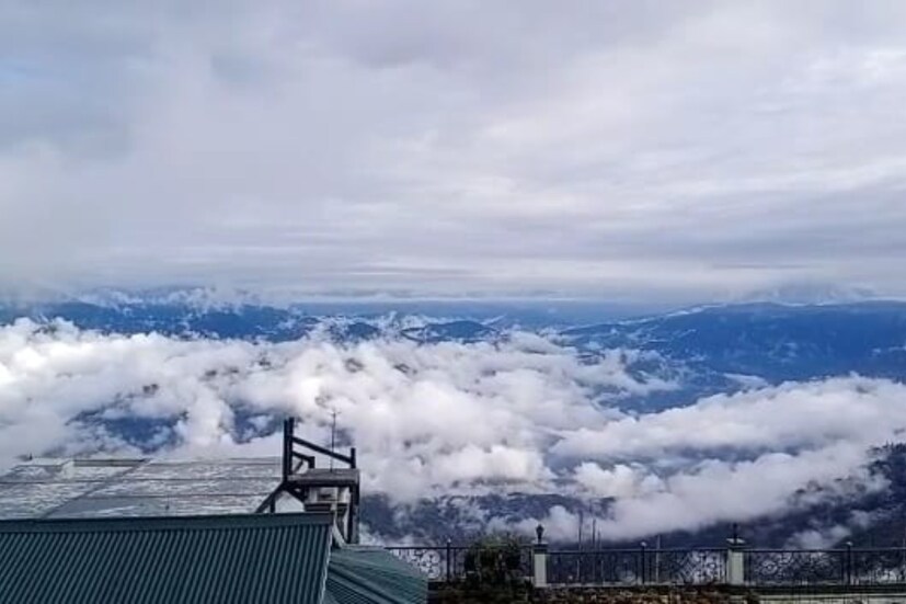 মঙ্গলবার সকাল থেকেও পাহাড় মেঘ আর কুয়াশার লুকোচুরি। দার্জিলিং ও কালিম্পঙের অপরূপ চেহারা ফুটে উঠল পর্যটকদের সামনে।