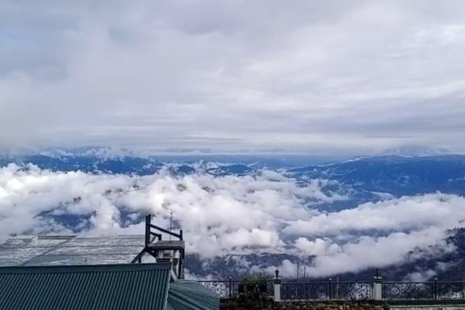  মঙ্গলবার সকাল থেকেও পাহাড় মেঘ আর কুয়াশার লুকোচুরি। দার্জিলিং ও কালিম্পঙের অপরূপ চেহারা ফুটে উঠল পর্যটকদের সামনে।
