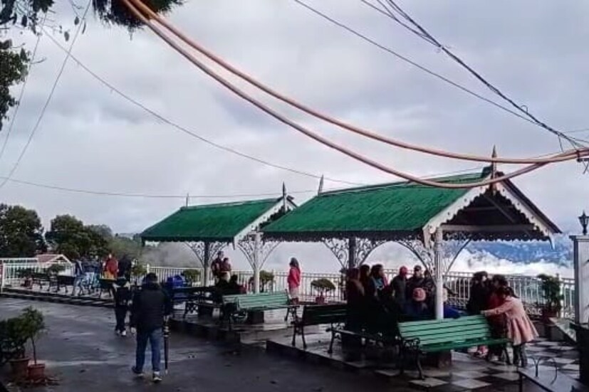 সান্দাক ফু-তে বরফ পড়ার খবরে ফের পাহাড়ে পর্যটকদের ভিড় বাড়ছে। চৈত্র- মাসেও পর্যটকদের আনাগোনায় ব্যস্ত শৈলশহর। 