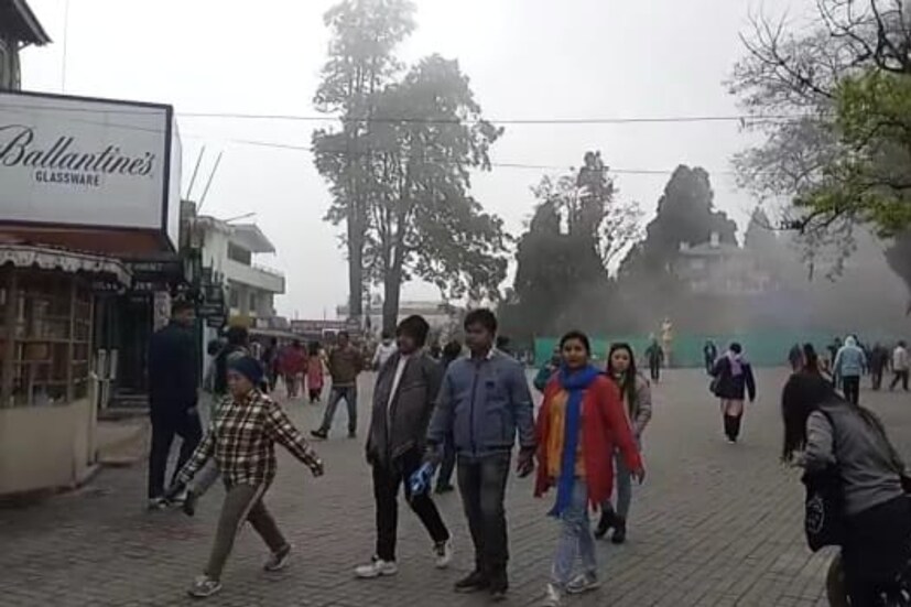 আর তার প্রমাণ দার্জিলিং ম্যালের জমজমাট আড্ডার ছবি। সকালের দিকে হালকা রোদের দেখা মিললেও ফের শৈলশহর মুড়েছে মেঘ আর কুয়াশায়। 