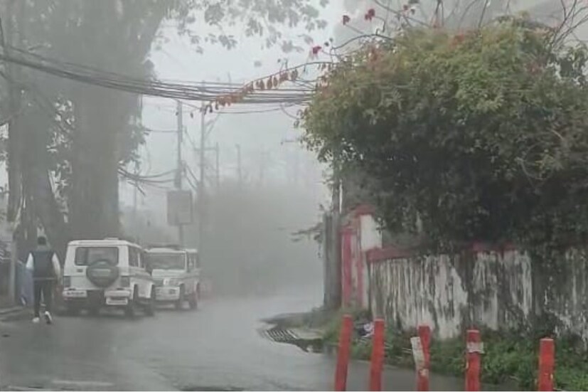 সোমবার সকাল থেকেই শৈলশহরে আকাশ মেঘলা। আবার কোথাও কুয়াশা। দার্জিলিং ম্যাল নিরুত্তাপ। তাপমাত্রা অনেকটাই নেমেছে সান্দাক ফু-র তুষারপাতের জেরে।