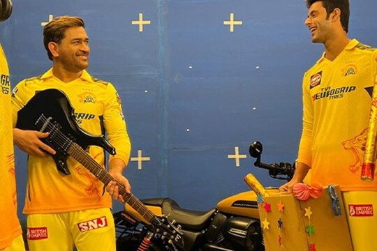 ব্যাট ছেড়ে গিটারে মন দিয়েছেন মাহি