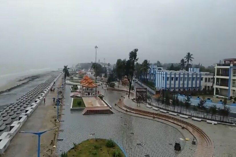 আজ বজ্রবিদ্যুৎ সহ ঝড় বৃষ্টির সম্ভাবনা দিঘায়। আবহাওয়া দফতরের ওয়েবসাইট অনুযায়ী, দিঘায় শেষ ২৪ ঘণ্টায় আবহাওয়া ছিল সর্বোচ্চ তাপমাত্রা ৩০ ডিগ্রি সেলসিয়াস এবং সর্বনিম্ন তাপমাত্রা ১৯ ডিগ্রি সেলসিয়াস। এদিন অর্থাৎ বৃহস্পতিবার দিঘার সর্বোচ্চ তাপমাত্রা ৩০.৮ ডিগ্রি, সর্বনিম্ন তাপমাত্রা থাকবে ২২.১ ডিগ্রি সেলসিয়াস। যা স্বাভাবিকের থেকে ২ ডিগ্রি কম। (প্রতীকী ছবি, প্রতিবেদন: Saikat Shee)