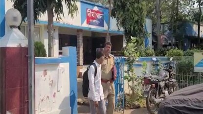 শিক্ষককে প্রহার ছাত্রের শিক্ষককে প্রহার ছাত্রের