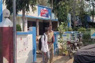 শিক্ষককে প্রহার ছাত্রের
