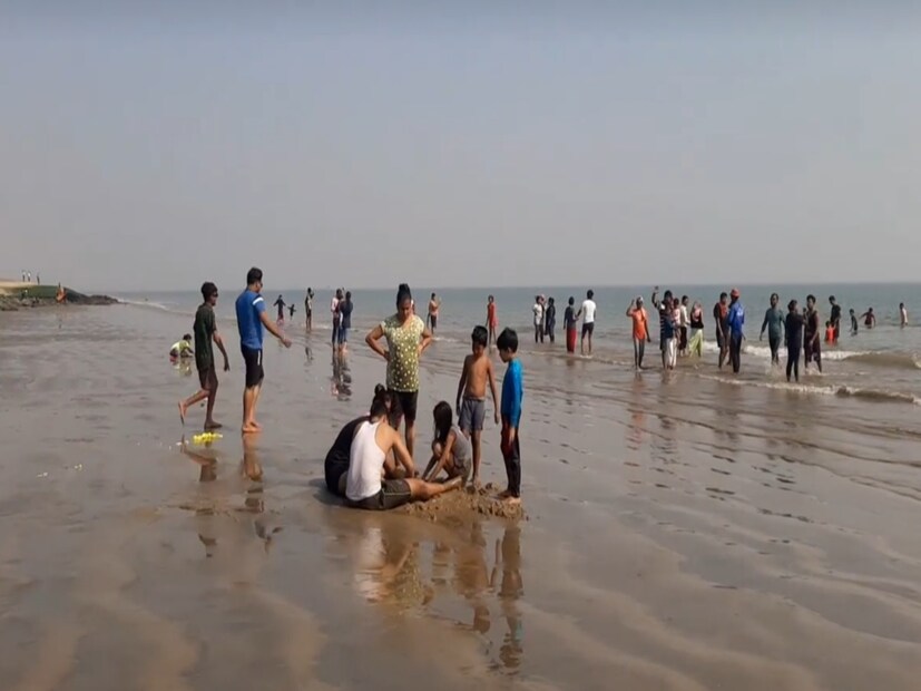 *আবহাওয়ার এই মুডসুইং এ বসন্ত বিরাজ করছে জেলায়। এই সপ্তাহের শেষে দিঘায় বেড়াতে এসে পর্যটকদের জন্য সুখবর। দিঘায় এখনই বৃষ্টির সম্ভাবনা নেই, ফলে বসন্ত বিরাজ করছে। হাওয়া অফিসের পূর্বাভাস আগামী ২৪ ঘণ্টায় আরও কিছুটা বাড়বে তাপমাত্রা। ফাইল ছবি। 