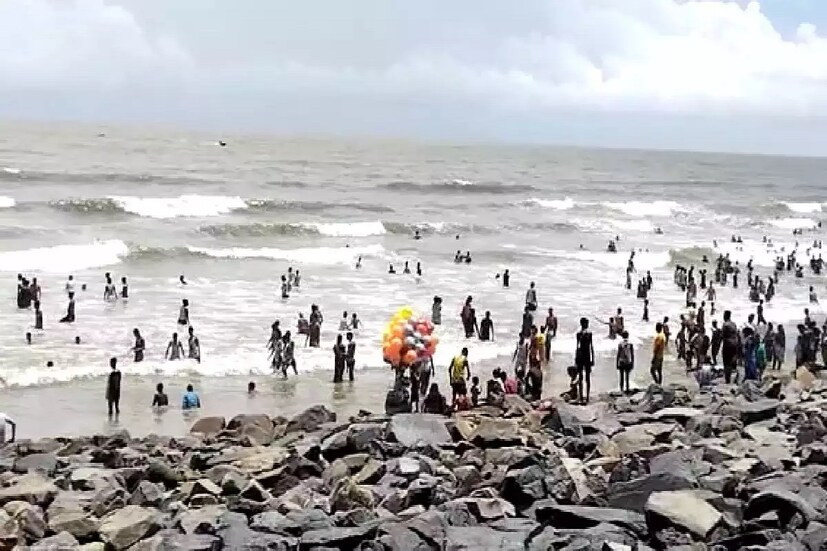 পূর্ব মেদিনীপুর জেলার শিল্পাঞ্চল শহর হলদিয়ায় সর্বোচ্চ তাপমাত্রা ৩০ ডিগ্রি সেলসিয়াস। সর্বনিম্ন তাপমাত্রা ২২.৬ ডিগ্রি সেলসিয়াস। হলদিয়ার সর্বনিম্ন তাপমাত্রা স্বাভাবিকের চেয়ে ১ ডিগ্রি কম। বাতাসে আর্দ্রতার পরিমাণ ৮২ শতাংশ। সকাল থেকেই মেঘলা আকাশ, দুপুরের পর ঝড় বৃষ্টির সম্ভাবনা রয়েছে হলদিয়ায়। (প্রতীকী ছবি, প্রতিবেদন: Saikat Shee)