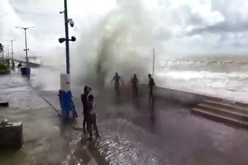 উত্তাল সমুদ্র আছড়ে পড়ছে, বইছে ঝোড়ো হাওয়া, আবহাওয়ার বিরাট পরিবর্তন দিঘায় উত্তাল সমুদ্র আছড়ে পড়ছে, বইছে ঝোড়ো হাওয়া, আবহাওয়ার বিরাট পরিবর্তন দিঘায়