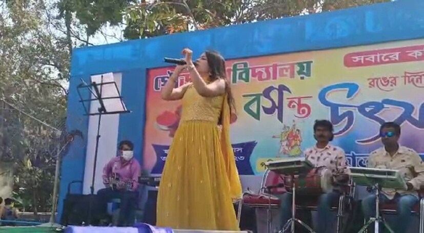 এদিন মালদহের বিভিন্ন কলেজ ও বিশ্ববিদ্যালয় ছাত্র ছাত্রীদের পক্ষ থেকে আয়োজন করা হয় বসন্ত উৎসবের। বিভিন্ন কলেজে মঞ্চ বেঁধে আয়োজন করা হয় সংস্কৃতিক অনুষ্ঠানের। যেখানে কলেজের ছাত্রছাত্রীরা নাচ, গান পরিবেশন করে। কিছুু শিক্ষা প্রতিষ্ঠানে বহিরাগত শিল্পীও অংশ নেন বসন্ত উৎসবে অনুষ্ঠানে।
