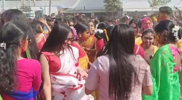 শাড়ির আবরণে নারী শরীরে লাগল রঙ, আবির উড়ল আকাশে, দেদার নাচ পড়ুয়াদের, রইল ফটো