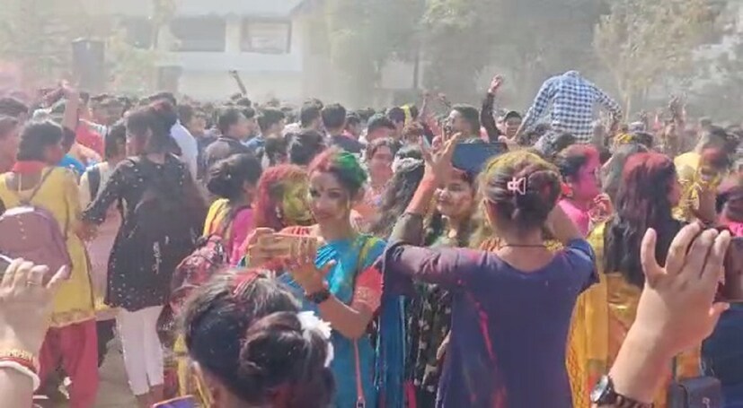 রঙ, আবিরে ছাত্র-ছাত্রীদের চেনা মুখ যেন অচেনা হয়ে ওঠে । কেউবা সহপাঠী বন্ধু বান্ধবীদের সঙ্গে, কেউবা অন্যান্য ছাত্র-ছাত্রীদের সঙ্গে আবির খেলায় মেতে ওঠে। অন্যান্য দিনের মতো শিক্ষক-শিক্ষিকাদের শাসন বা চোখ রাঙানি ছিল না এদিন। উল্টে উৎসবের শেষে ছিল মিষ্টি মুখের ব্যবস্থা। সবমিলিয়ে দীর্ঘ কয়েক ঘণ্টা জুড়ে উৎসব মুখর ছিল একাধিক স্কুল, কলেজ ও বিশ্ববিদ্যালয়।