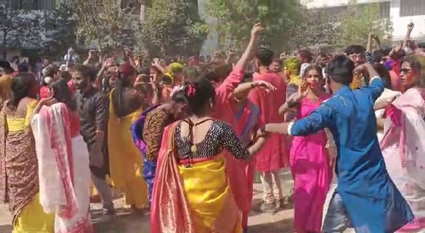 মালদহের গৌড় কলেজ, মালদা কলেজ, মালদা মহিলা কলেজ, গাজোল কলেজ থেকে শুরু করে গৌড়বঙ্গ বিশ্ববিদ্যালয়- মালদহের অধিকাংশ শিক্ষা প্রতিষ্ঠানে  সোমবারই বসন্ত উৎসব পালন করা হয়। মঙ্গলবার দোল আর বুধবার হোলি। এই দুই এর আগে সোমবারই শিক্ষা প্রতিষ্ঠান গুলিতে চলল আবির ও রঙের মাখামাখি।