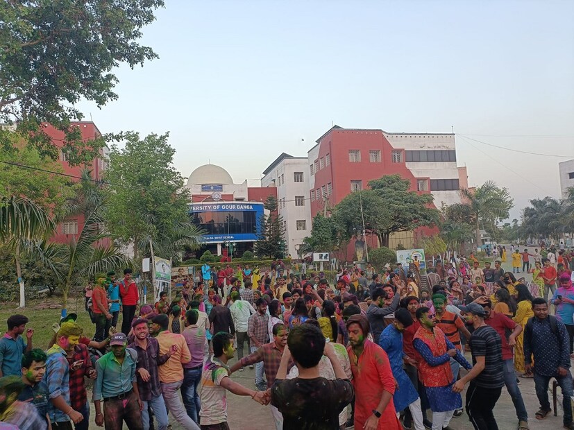 এতদিন শিক্ষা প্রতিষ্ঠানগুলিতে উৎসব বলতে পালিত হতো সরস্বতী পুজো। শুধুমাত্র একদিনই শাড়ি আর পাঞ্জাবির আনাগোনা চোখে পড়তো শিক্ষা প্রতিষ্ঠানে। অনেকে একে মজা করে বলতেন বাঙালির 'ভালেনটাইন্স ডে'। কিন্তু, যত দিন যাচ্ছে ক্রমেই বসন্ত উৎসব নিয়ে উল্লাস, উন্মাদনা বাড়ছে মালদহের শিক্ষা প্রতিষ্ঠানগুলিতে।