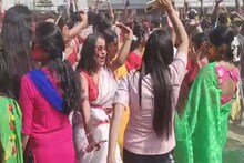 শাড়ির আবরণে নারী শরীরে লাগল রঙ, আবির উড়ল আকাশে, দেদার নাচ পড়ুয়াদের, রইল ফটো