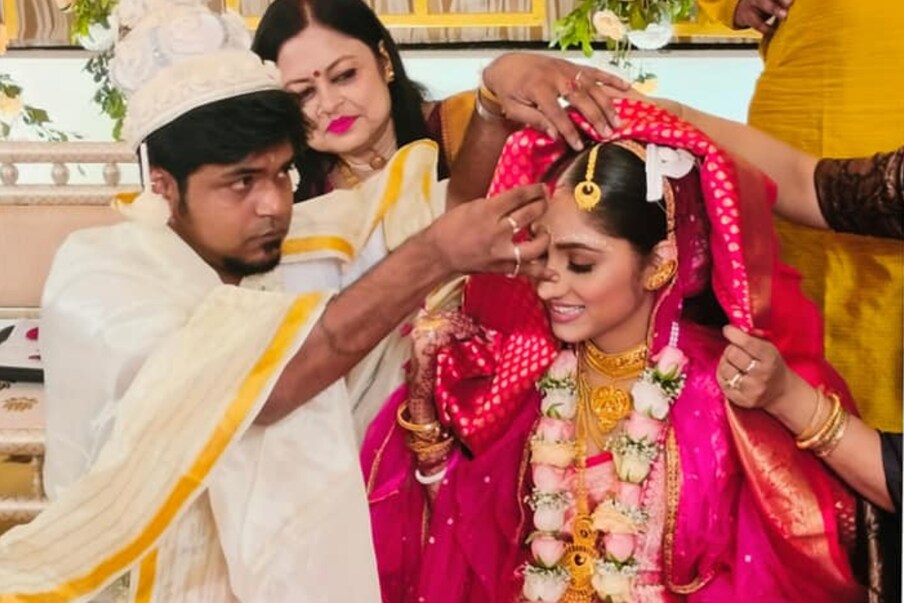 গত ৯ মার্চ দ্বিতীয় বিয়ে সেরে ফেললেন গায়ক দুর্নিবার সাহা। প্রসেনজিৎ চট্টোপাধ্যায়ের জনসংযোগ আধিকারিক ঐন্দ্রিলা সেন তথা মোহরের সঙ্গে বিয়ে ঘটা করে। বৃহস্পতিবার সন্ধ্যায় শহরের পাঁচতারা হোটেলে চাঁদের হাট বসেছিল।