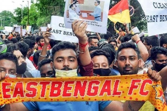 ইনভেস্টারের বিরুদ্ধে পথে নেমে বিক্ষোভ লাল হলুদ সমর্থকদের