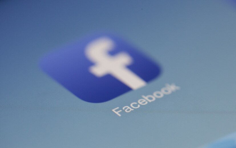 কিন্তু Facebook শব্দের বাংলা অর্থ যদি করা হয়ে থাকে, তাহলে এই শব্দটিকে 'মুখচ্ছবির বই' হিসাবে বলা যেতে পারে। কারণ, 'মুখবই' বলে কোনও শব্দ হয় না। (প্রতীকী ছবি, সৌজন্যে-pixabay)