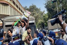 রান্নার গ্যাসের মূল্যবৃদ্ধির প্রতিবাদে রাজভবনের সামনে বিক্ষোভ যুব কংগ্রেসের 