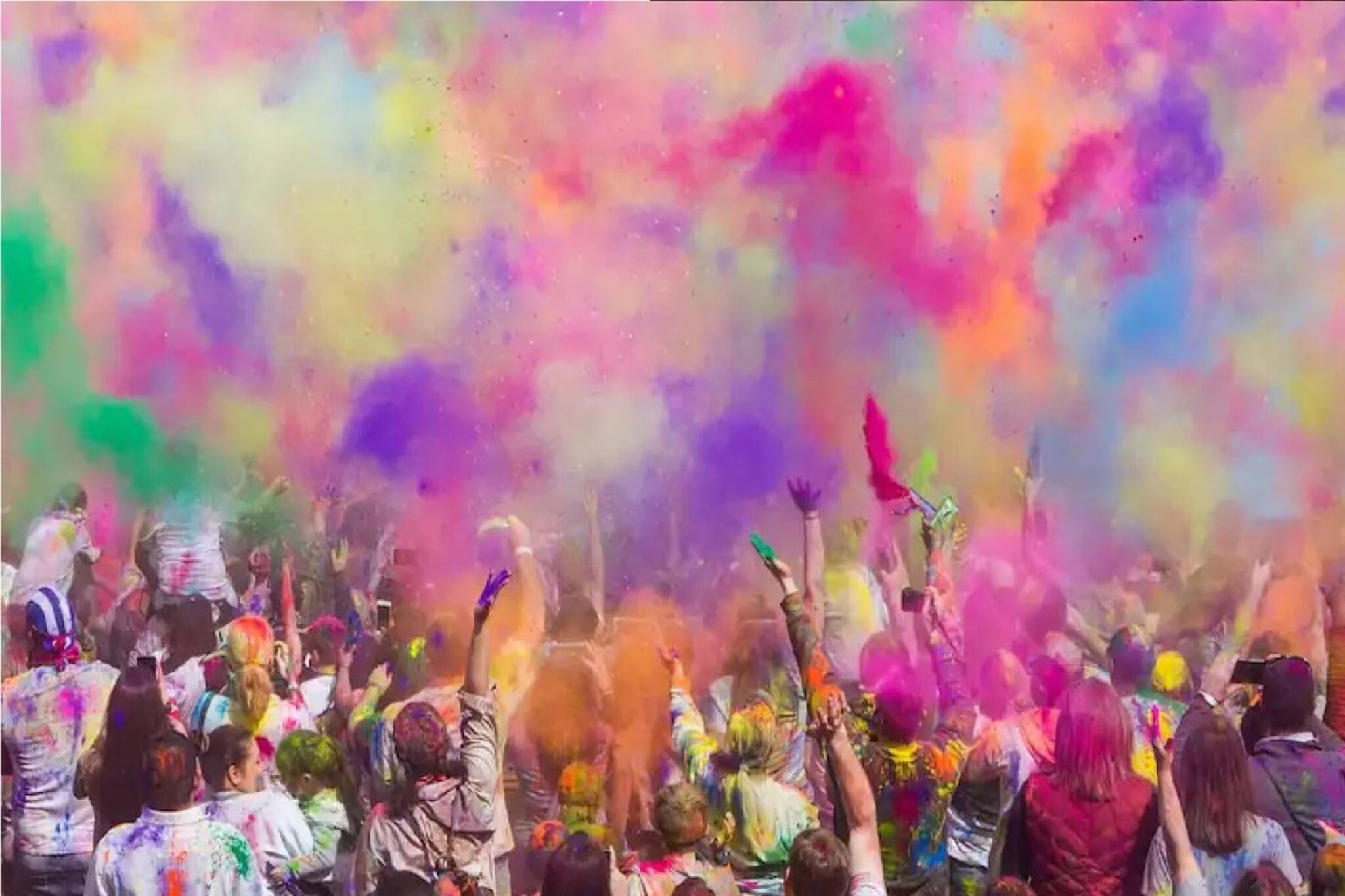 Holi 2023: রং মেখেছে গ্যাজেটও? দেখে নিন কীভাবে পরিষ্কার করবেন সাধের বস্তুটি