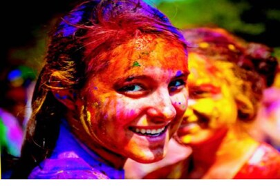 কালনা শহর ও আশপাশের এলাকায় দু'দিন ধরে দোল উৎসব চলে। ব্যবসায়ীরা জানালেন, তিন, চার দিন আগে থেকেই দোকান খুলেছেন তাঁরা। গ্রামাঞ্চলে মুদি দোকানেও বিকোচ্ছে রঙের সরঞ্জাম।