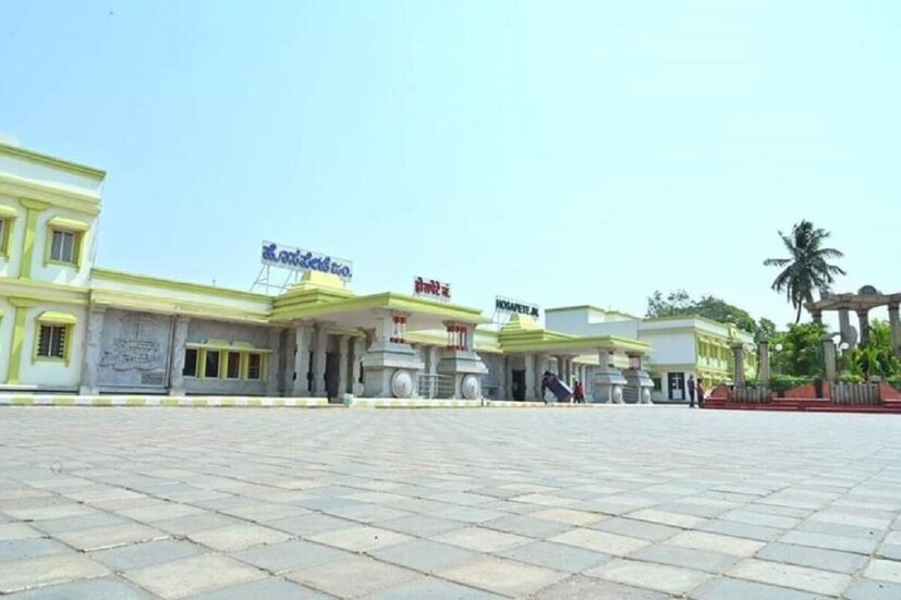 হুবলি কর্ণাটকের একটি গুরুত্বপূর্ণ জংশন স্টেশন৷ উত্তর কর্ণাটকের বাণিজ্যিক লেনদেনের অন্যতম প্রধান কেন্দ্র এই হুবলি৷ 