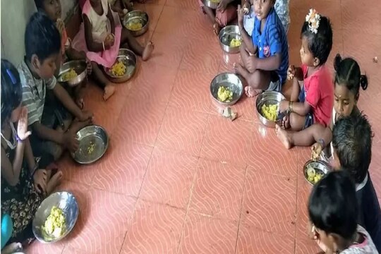 আইসিডিএস স্কুলে ঢুকে ডিম নিয়ে অশান্তি। সংগৃহীত ছবি।