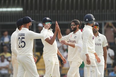 জাদেজার ৪ উইকেটে লড়াইয়ে ফেরার চেষ্টায় ভারত