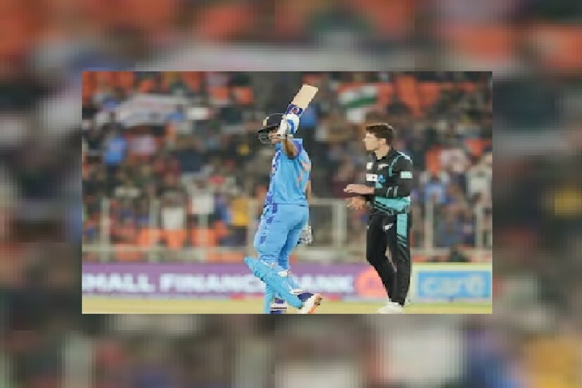 শুভমান গিল: শুভমান গিল শেষ ওয়ানডেতে ফ্লপ হলেও ওডিআই দলের স্থায়ী সদস্য। এই ফরম্যাটে ডাবল সেঞ্চুরিও করেছেন তিনি। এমন পরিস্থিতিতে গিলকে খেলার সিদ্ধান্ত হয়েছে। রোহিত শর্মার সঙ্গে ওপেন করতে নামবেন তিনি। ঈশান কিষাণকে বাইরে বসতে হবে।- (BCCI)
