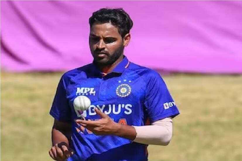 বিসিসিআই-এর সর্বশেষ প্রকাশিত বার্ষিক চুক্তির মধ্যে একাধিক সিনিয়রের নাম নিয়ে আলোচনা হয়। এর আগে  সি ক্যাটাগরিতে জায়গা দেওয়া হয়েছিল। গত কয়েক বছর ধরে শুধুমাত্র টেস্ট দলের অংশ হওয়া ইশান্ত শর্মাকে এবার চুক্তির বাইরে রাখা হয়েছে। আরেক পেসার ভুবনেশ্বর কুমার, যিনি লাগাতার চোট আঘাতের কারণে টি-টোয়েন্টি স্কোয়াডে আগে জায়গা পেলেও এবারের বার্ষিক চুক্তি থেকে তিনিও বাদ পড়েছেন। AFP