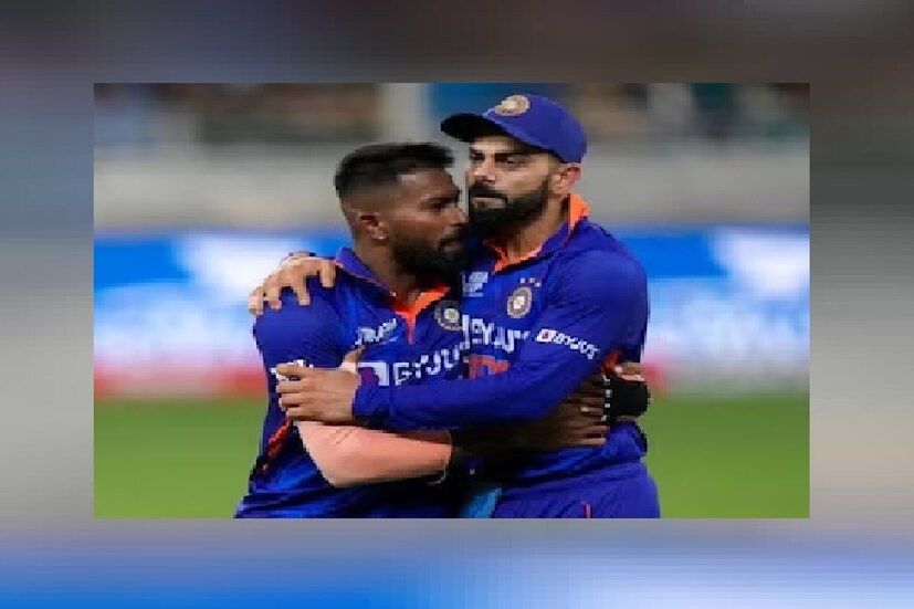 বিরাট কোহলি: বিশাখাপত্তনম ওয়ানডেতে দলের ডুবন্ত জাহাজ পার করাতে পারেননি প্রাক্তন অধিনায়ক। অজি পেসের সামনে খড়কুটোর মতো উড়ে গিয়েছিল ভারতের গর্বের টপ ও মিডল অর্ডার৷ এই অবস্থায় কিং কোহলির থেকে  শক্তিশালী ব্যাটিং আশা করা হয়েছিল। কিন্তু মিচেল স্টার্কের ঝড়ে তিনিও আত্মসমর্পণ করেন। চেন্নাইয়ে রান করিয়ে দলকে জেতাতেই হবে বিরাটকে। (AP)