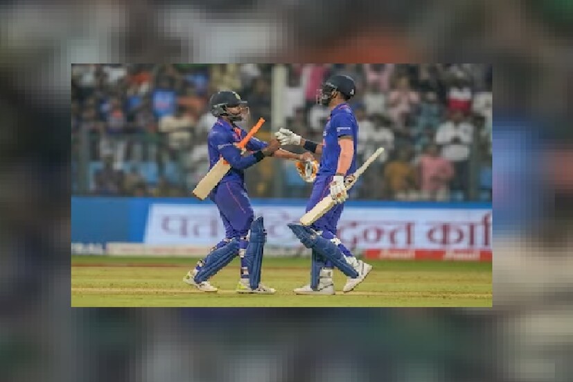 রবীন্দ্র জাদেজা: রবীন্দ্র জাদেজা, যিনি টেস্ট ম্যাচে ব্যাক টু ব্যাক দুটি ম্যান অফ দ্য ম্যাচ জিতেছেন, ওয়ানডে সিরিজে এখনও পর্যন্ত ফ্লপ । তিনি টিম ইন্ডিয়ার সব ফরম্যাটের গুরুত্বপূর্ণ খেলোয়াড়। অস্ট্রেলিয়ার বিপক্ষে তৃতীয় ওয়ানডেতে তাঁর প্রথম একাদশে খেলার কথা রয়েছে। (AP)
